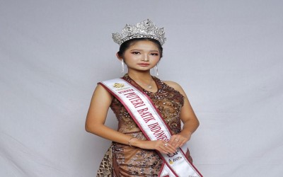 Siswi SMA YADIKA 8 Oriza Sativa kelas XI SMA Yadika 8 Puteri Batik Indonesia 2025 adalah kontes kecantikan yang bertujuan mempromosikan budaya batik,